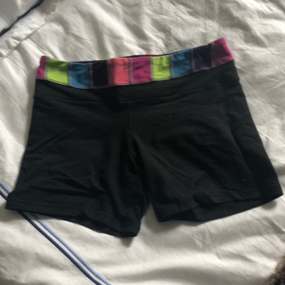 Lululemon reverse groove shorts size 6